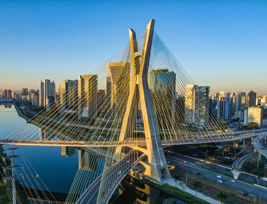 Rotina médica em São Paulo com consultórios, clínicas e pacientes