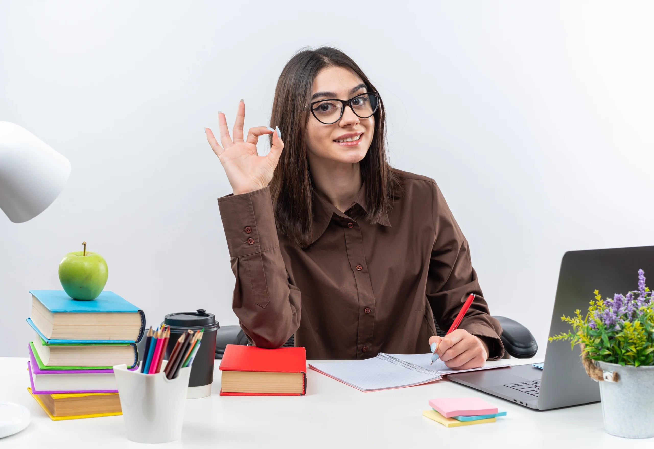Como a padronização do atendimento com secretariado virtual para médicos evita erros e melhora a experiência do paciente.
